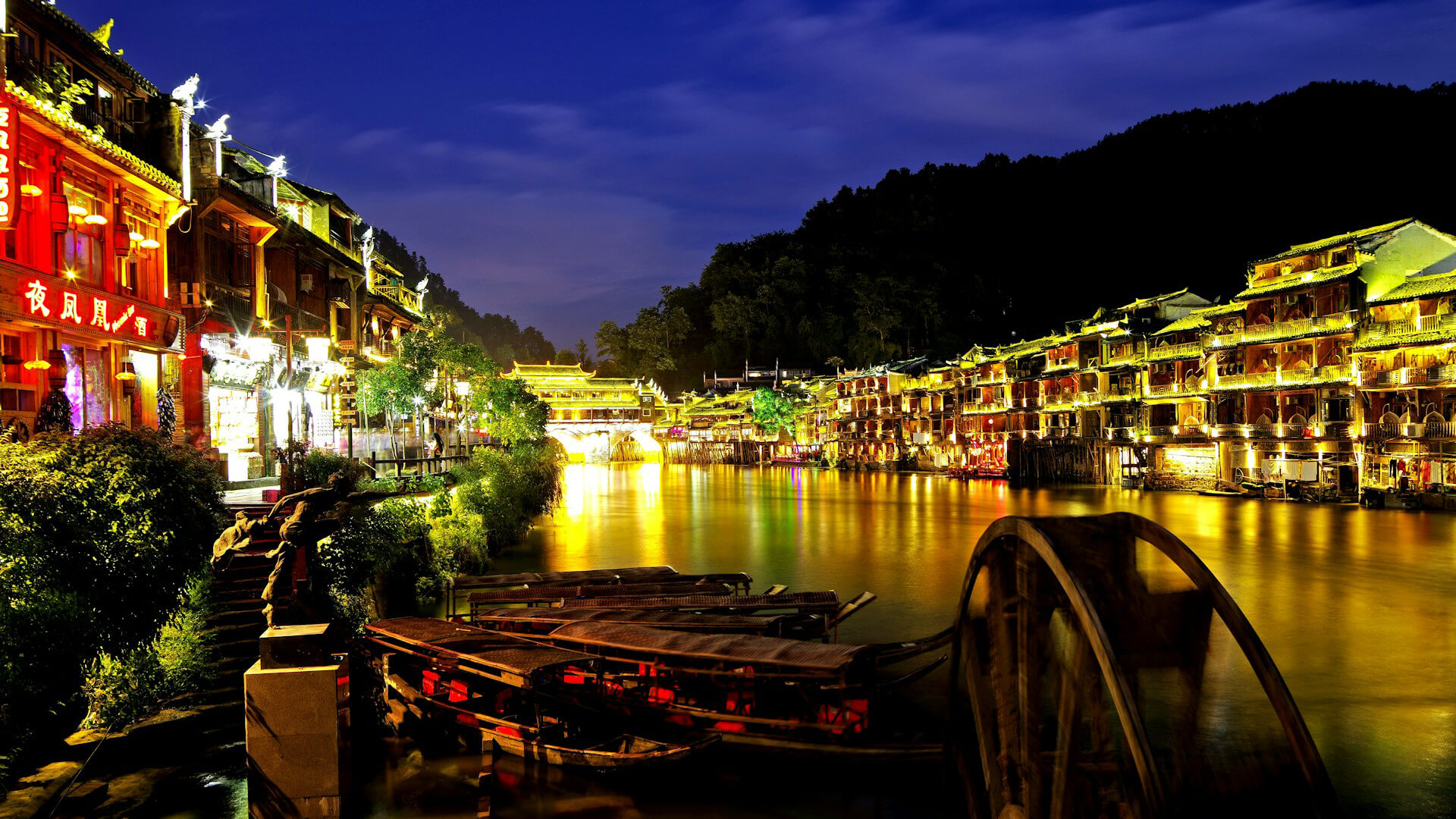 中国湖南省にある鳳凰古城(フェンファン・グーチェン)の夜景